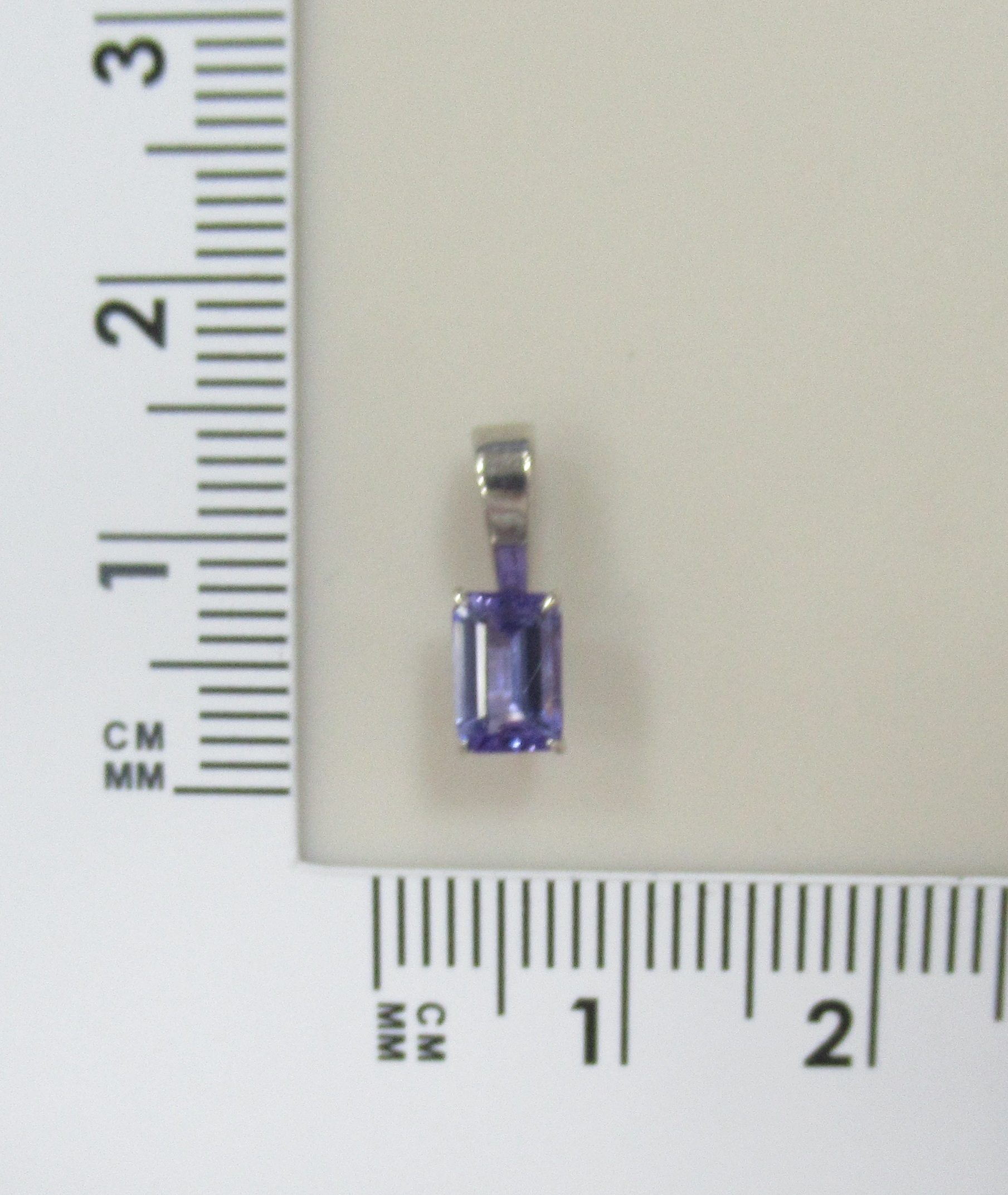 Подвеска из белого золота с танзанитом